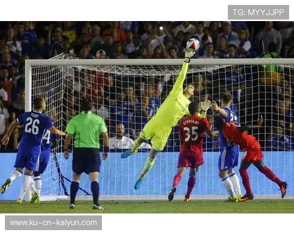 神级扑救：门将的英雄时刻盘点，惊艳全场，门将神级扑救视频合集